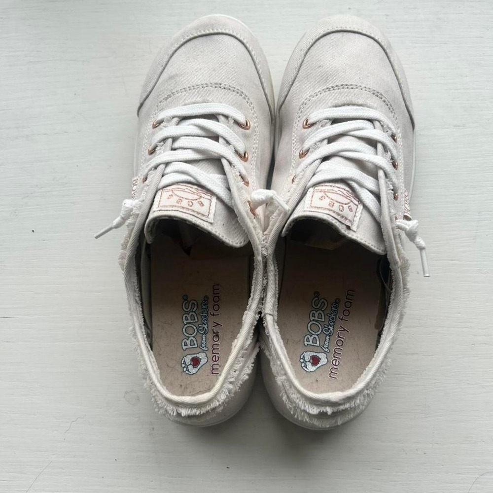 Bobs cream colored Skechers size 9 women's EUC canvas